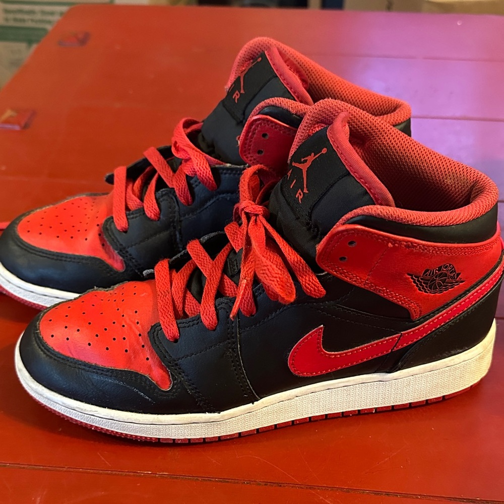 Nike Air Jordan mid alternate bred Kids Sneakers Red and Black 6.5Y